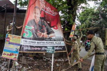 Razia alat peraga kampanye