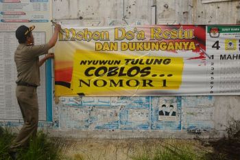 Penertiban alat peraga kampanye