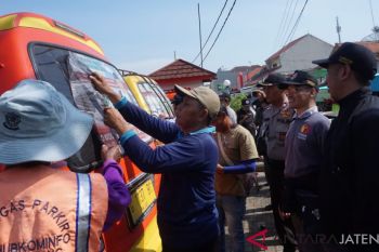 Tim Gabungan Batang copot stiker caleg di angkot