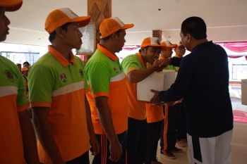 Petugas kebersihan Kota Magelang dapat makanan tambahan