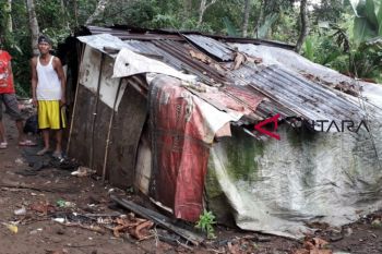 Saat hujan, keluarga Sairin harus pindah tidur ke tempat pembakaran mayat