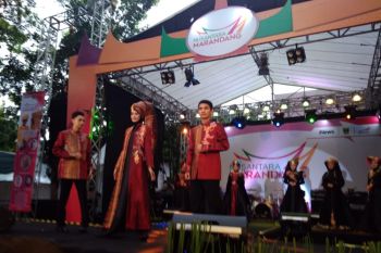 Fashion Show Revealed Minangkabau meriahkan nusantara marandang