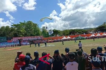 Terjun payung ramaikan pembukaan Porprov Sultra