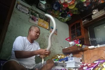 Manfaatkan kalender bekas, pembuat terompet bisa raup untung jutaan