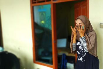 Neneng Korban Tsunami Menangis Karena Harta Bendanya Dijarah