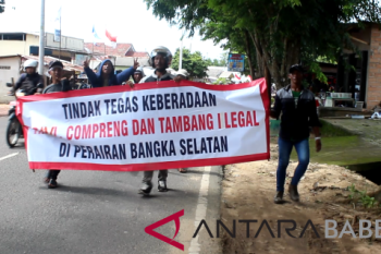 Nelayan Toboali jalan kaki unras menuju Polda