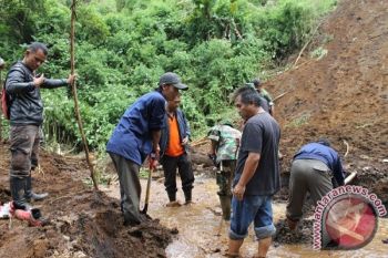 Personel TNI-AD perbaiki rumah rusak di Garut akibat angin kencang