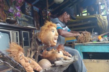 Perajin olah kelapa jadi hiasan menarik