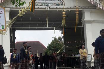 Pasangan pengantin Puro Pakualaman menjalani prosesi panggih