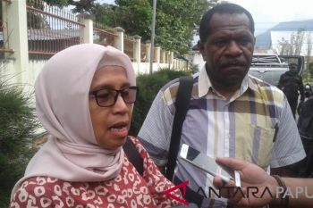 Warga Polandia menghadiri persidangan setelah dibujuk jaksa