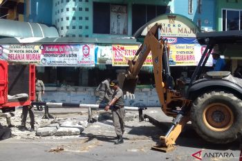 Ganggu pejalan kaki, Pemkot Solok bongkar portal jalan tanpa izin