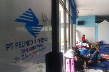 Cuaca Buruk, Ratusan Calon Penumpang Kapal Banyuwangi-Pulau Sapeken Telantar (Video)