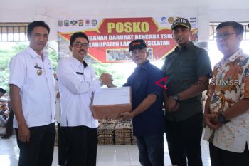 Pemkot Palembang serahkan bantuan kepada korban bencana Lampung