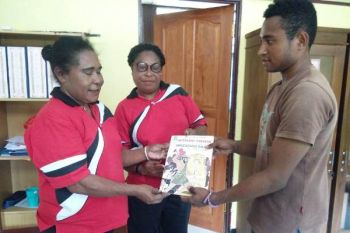 Gerakan Literasi Papua bagi buku kepada murid SD