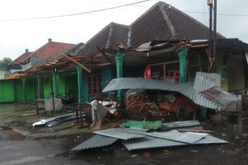 Angin puting beliung rusak sejumlah bangunan di Sukoharjo