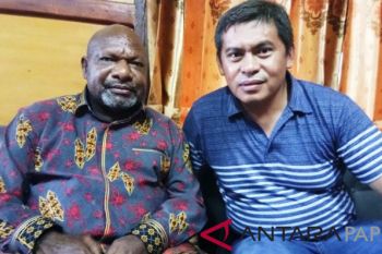 Bupati Nduga klarifikasi foto pegang bendera bintang kejora dalam akun instagram anaknya