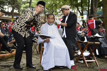 Presiden Jokowi unggah vlog potong rambut terbaru