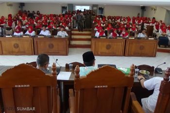 Ratusan tenaga kesehatan sukarela unjuk rasa ke DPRD