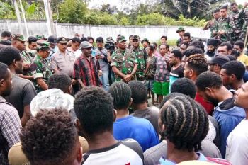 Peletakan batu pertama pembangunan pos ramil Heram diwarnai aksi penolakan warga