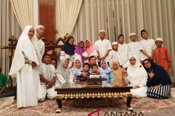 Prabowo spends New Year`s Eve with orphans, children with disabilities