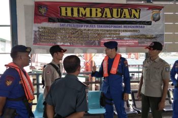 Gelombang tinggi, polisi sosialisasikan alat keselamatan kapal