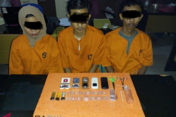 Miliki puluhan paket sabu, polisi ringkus seorang wanita bersama dua rekannya