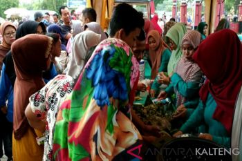 Warga Sampit serbu makanan gratis di pesta rakyat
