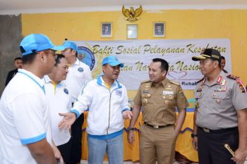 Kepala BNN Serahkan Bantuan Korban Tsunami