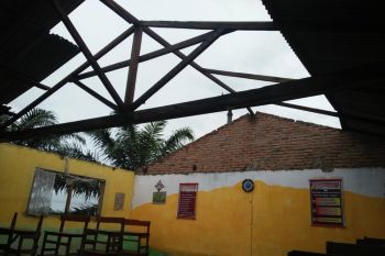 YVCI bantu korban tsunami perlengkapan sekolah