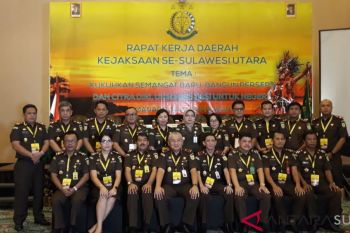 Kajati berikan penghargaan Kejari beprestasi Bidang Tipidum