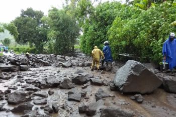 Jalur Sembalun Lombok tertutup banjir dan longsor