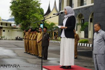 Bawaslu larang ASN berphoto pakai "kode" jari bentuk jaga netralitas