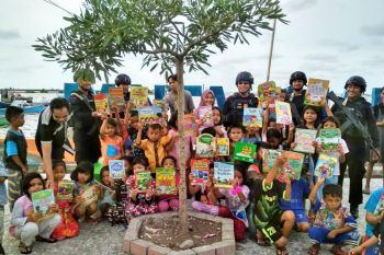 Brimob Polda Sulsel bantu buku anak pesisir