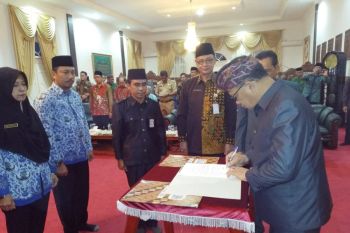 Bupati Lingga serahkan DPA APBD 2019