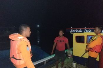 Basarnas evakuasi kapal nelayan di Perairan Kolaka