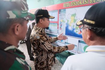 tim ahli Wapres serahkan bantuan untuk korban banjir Jeneponto