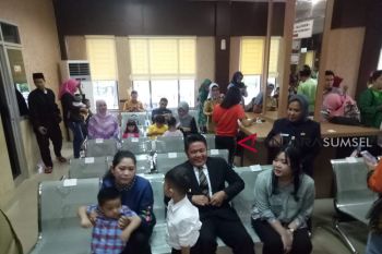 Gubernur Sumsel antar sendiri cucunya mengambil KIA