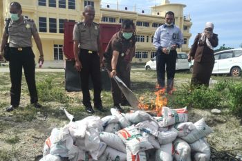 Polisi dan jaksa musnahkan barang bukti jagung dalam perkara perlindungan konsumen