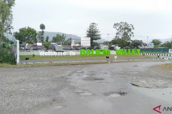 Petugas Bandara Wamena tangkap dua calo tiket