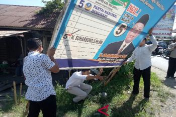 Tim gabungan Tertibkan Alat Peraga Kampanye