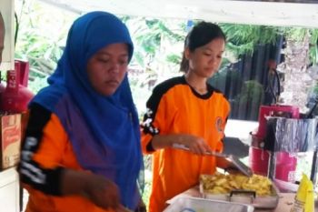 Suka dan Senangnya Membantu Pengungsi Terdampak Tsunami Selat Sunda