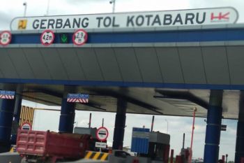 Volume kendaraan lewati Gerbang Tol Kota Baru turun 42 persen