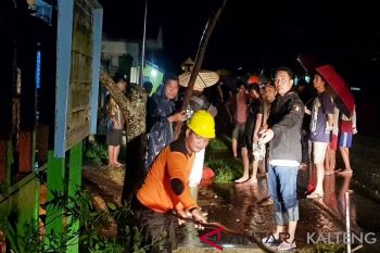 Bupati Hendra turun bantu evakuasi korban banjir