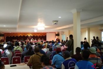 Bupati Mimika menjelaskan saham PT Freeport kepada lembaga adat