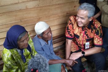 Ganjar berbagi kebahagiaan bersama dua lansia