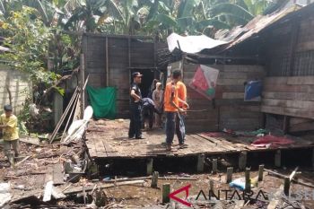 Sebuah rumah roboh diterpa angin kencang