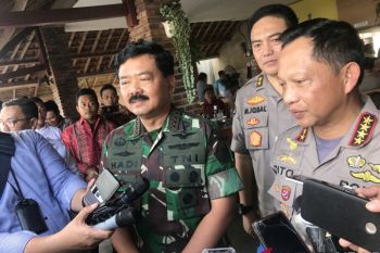Terkait foto "dua jari", Panglima TNI-Kapolri Bantah itu dukung Prabowo-Sandi