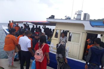 Puluhan penumpang KM Holy Marry dievakuasi, kapal kandas tabrak karang di sekitar Pelabuhan Daruba Malut