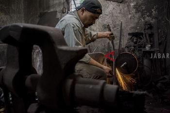 Kerajinan golok pusaka Cibatu