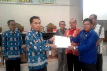 Dekopinda Barito Utara serahkan penghargaan kepada koperasi